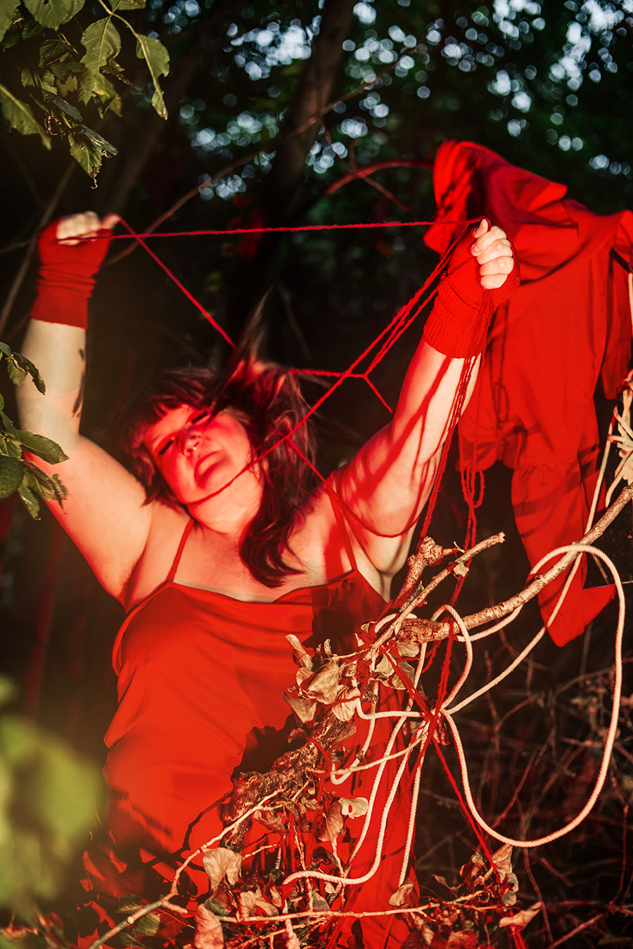 rotkäppchen arme hochgestreckt rote fäden gespannt, kleid in hand, wald, fotografie piroska loslassen