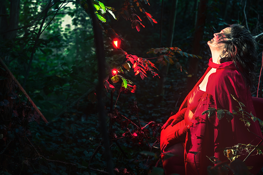 rotkäppchen profil kopf zurückgelegt neonröhre wald, inszenierte märchenfotografie piroska