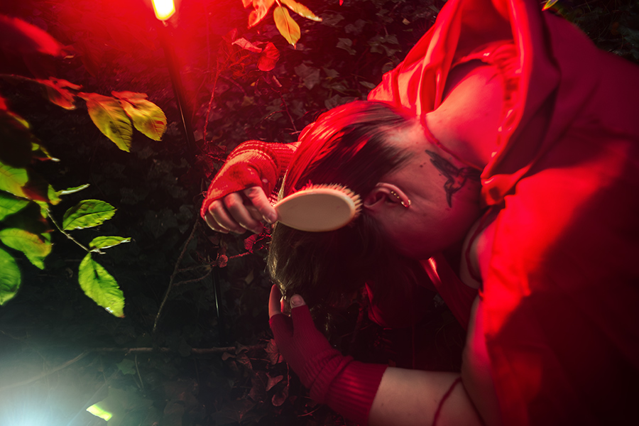 rotkäppchen haare bürsten rotes licht wald, selbstpflege geste, inszenierte fotografie piroska